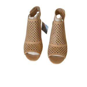 Kim Rogers NWT Women’s 6.5 Memory Foam Peep Toe Sandals Tan Perforated